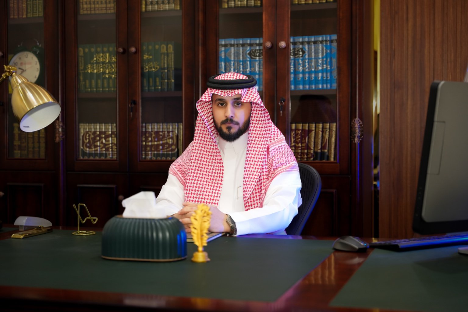 الأستاذ سعد الغضيان في مكتبه