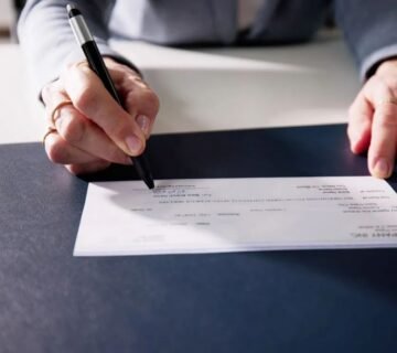 صرف شيك باسم شخص آخر