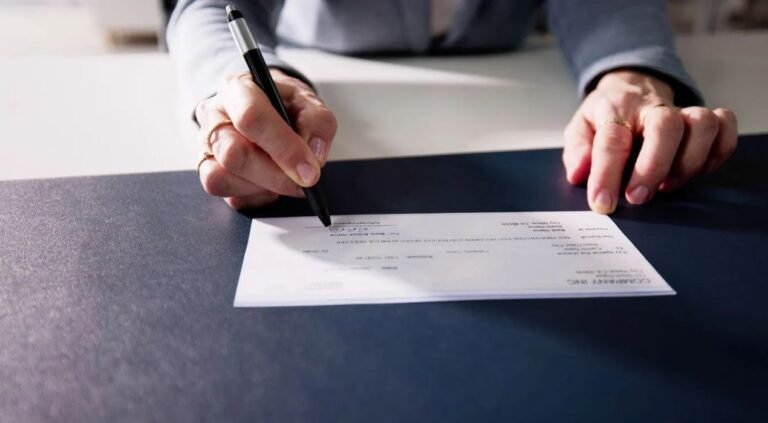 صرف شيك باسم شخص آخر