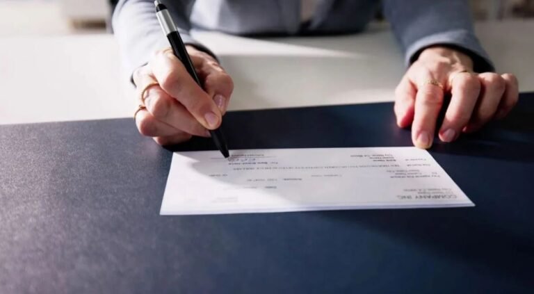 تجيير الشيك لشخص آخر