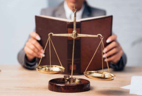 دليل لاختيار المحامي المناسب