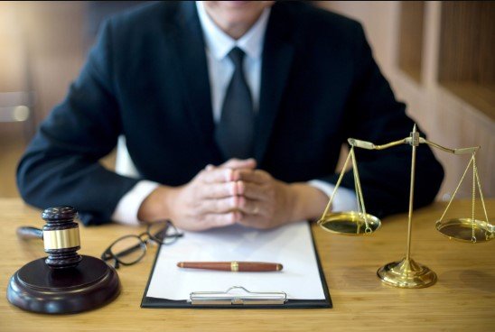 محامي متخصص في القضايا التجارية