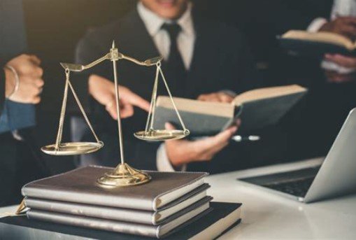 محامي متخصص في القضايا التجارية