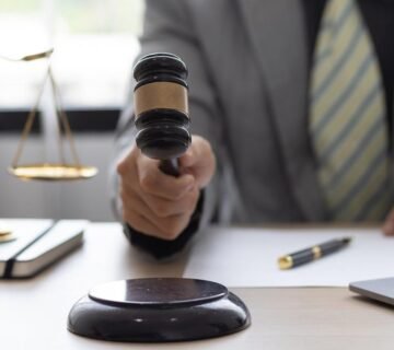 دليل لاختيار المحامي المناسب