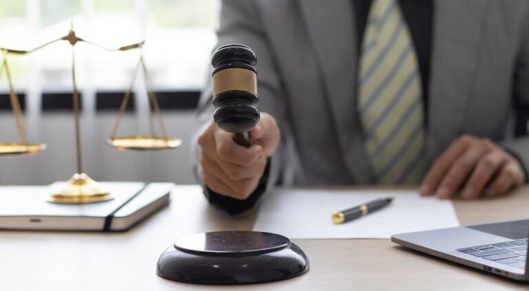 دليل لاختيار المحامي المناسب