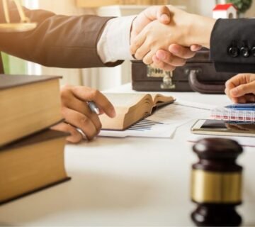 محامي متخصص في القضايا التجارية