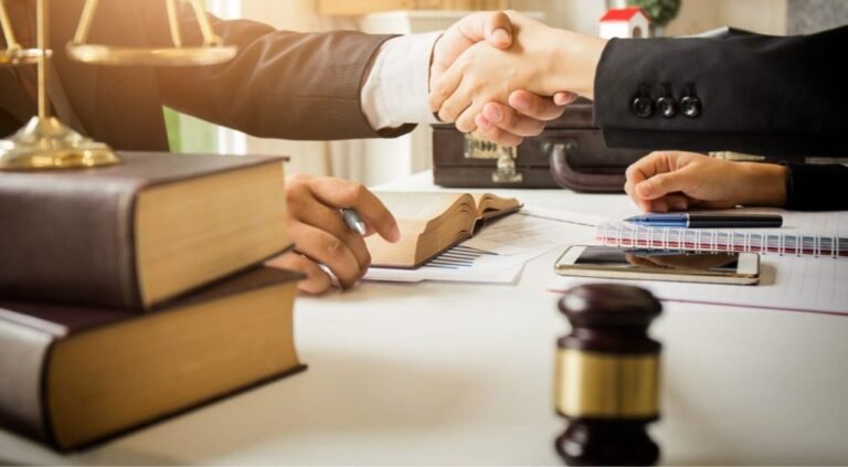 محامي متخصص في القضايا التجارية