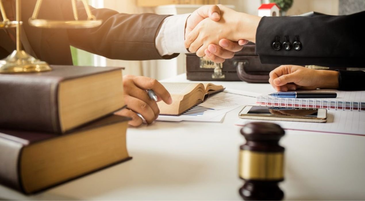 محامي متخصص في القضايا التجارية