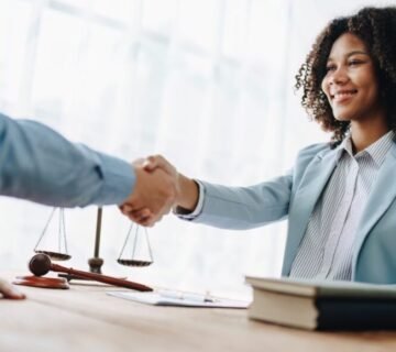 كيف تقوم بتوكيل محامي