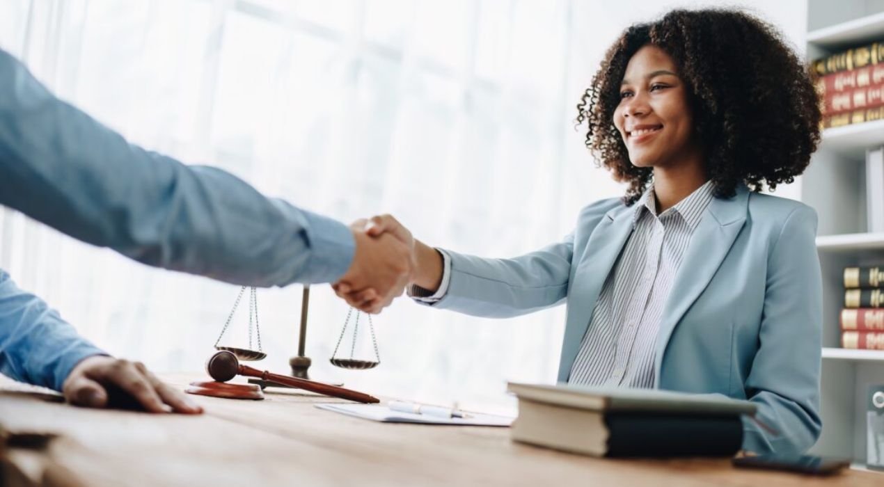 كيف تقوم بتوكيل محامي