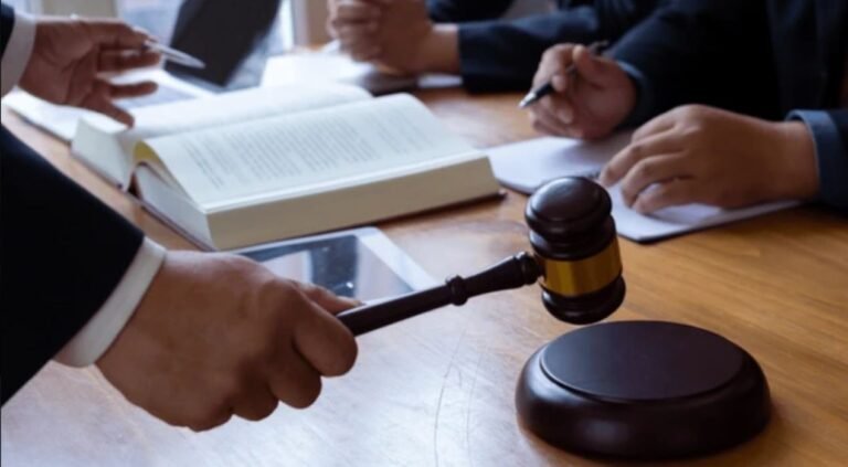 رفع دعوى في المحكمة الإدارية