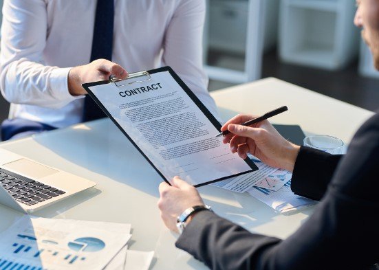 إنهاء عقد العمل قبل انتهاء مدته