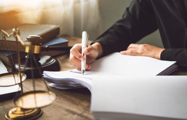رفع دعوى قضائية على شخص